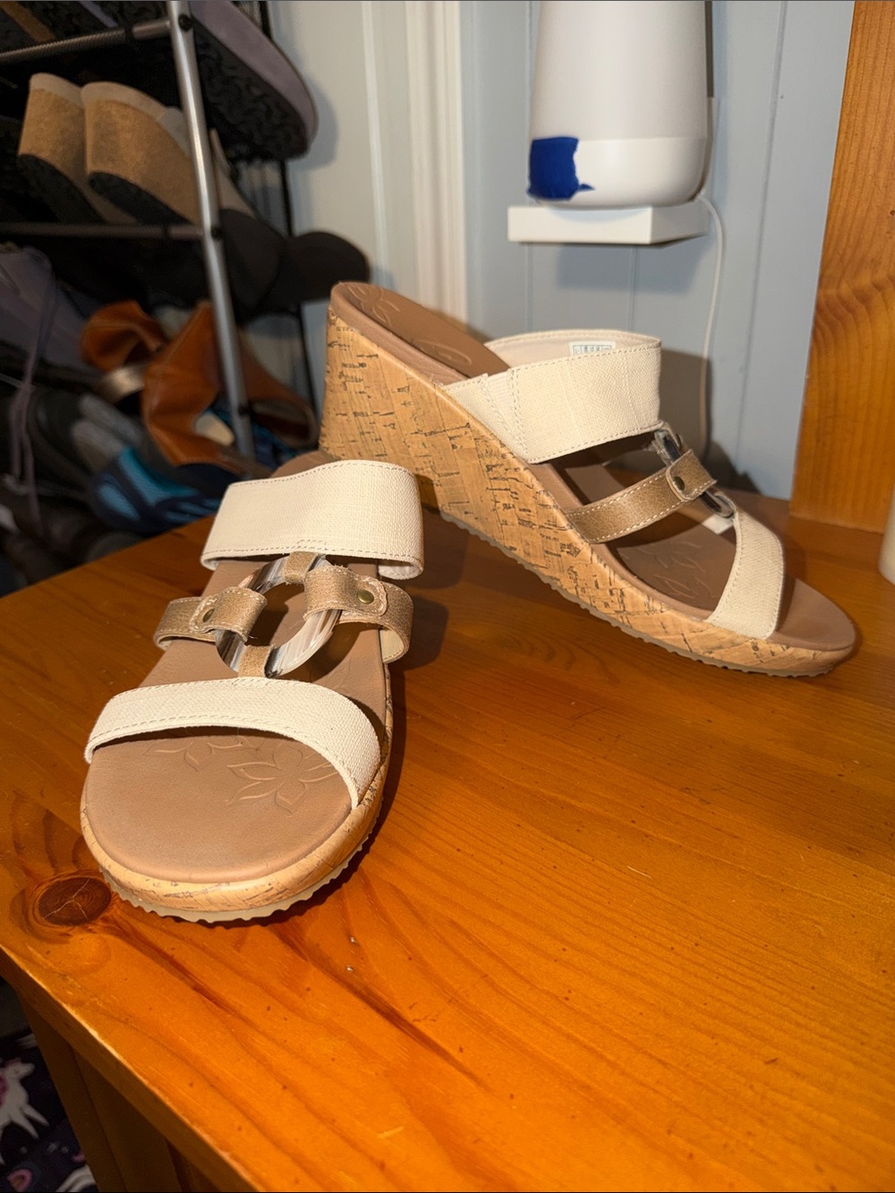 Sketcher’s Decorative Women's Neutral Wedge Sandals - Beige/Cream